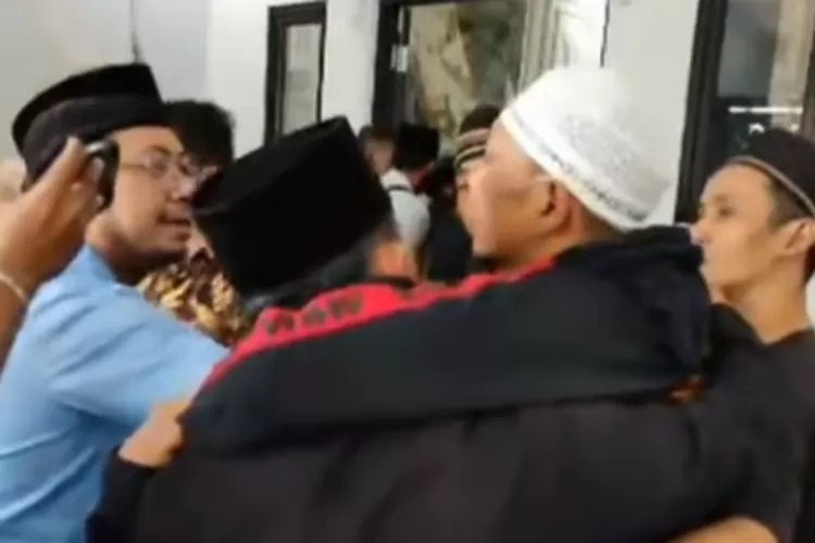 Suami Mpok Alpa Dibopong Saat Jenazah Tiba di Rumah Duka, Tangis Keluarga Pecah